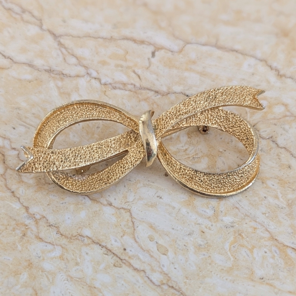 Vintage Gold Tone Statement Bow Ribbon Feminine Grandmacore Pin Brooch